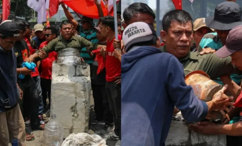 Petani Nekat Cor Badan saat Aksi Hari Tani
