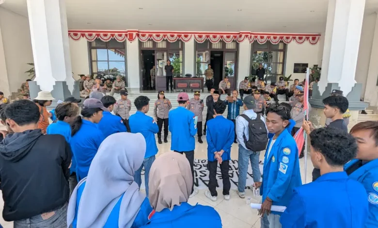 Ratusan mahasiswa dan warga tolak pembangunan SMA Unggulan Garuda di Kebun Raya Lemor Lombok Timur