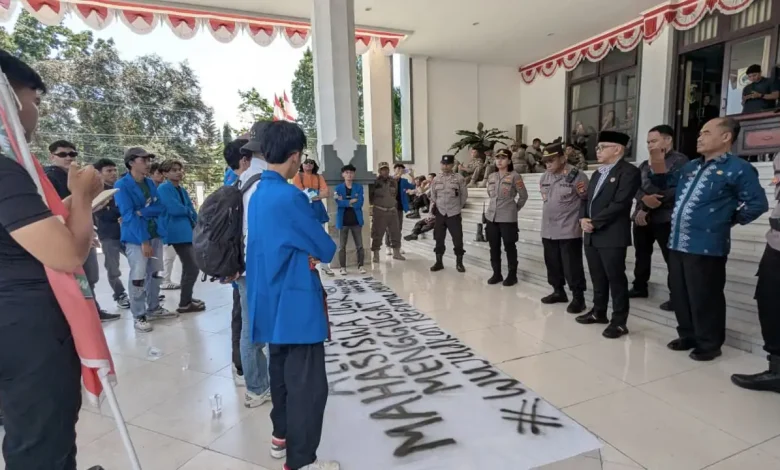 Demo Mahasiswa di DPRD Lombok Timur
