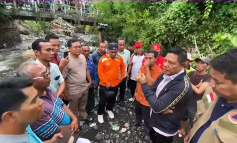 Bupati Lombok Timur Haerul Warisin Tinjau Jembatan Apitaik-Teko Putus Akibat Banjir