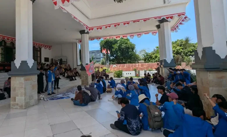 Aksi Penolakan Pembangunan SMA Unggulan Garuda di Lemor Lombok Timur