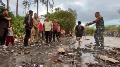 Sungai yang meluap menyebabkan banjir di Lombok Timur