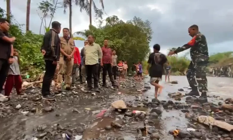Sungai yang meluap menyebabkan banjir di Lombok Timur