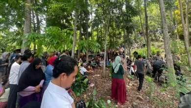 Belasan Truk Angkut Keluarga Saksikan Rekonstruksi Kematian Brigadir Esco