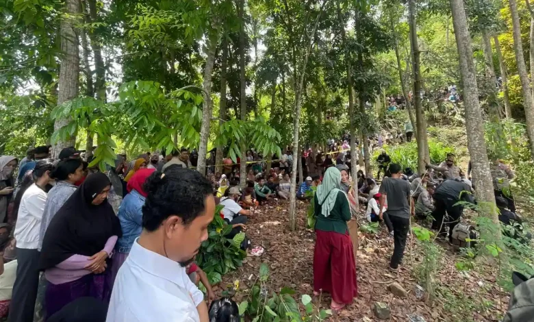 Belasan Truk Angkut Keluarga Saksikan Rekonstruksi Kematian Brigadir Esco