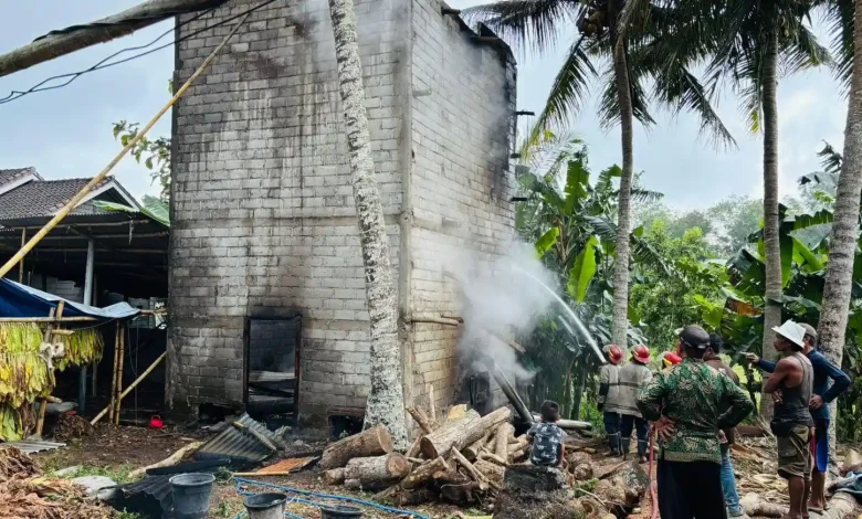 Kebakaran oven tembakau di Lombok Timur