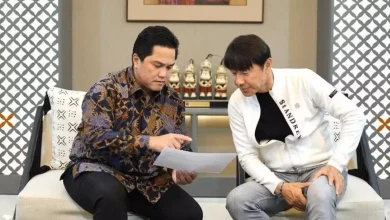 Menpora, Erick Thohir bersama mantan pelatih Timnas Indonesia, Shin Tae-yong.