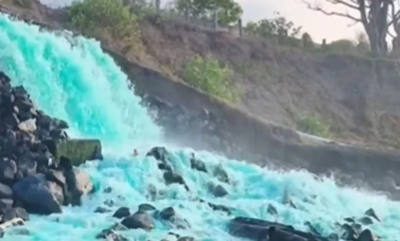 Air Terjun Biru di Pantai Tampes Lombok Utara