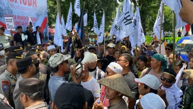 Massa Aksi Geruduk Kantor Gubernur NTB