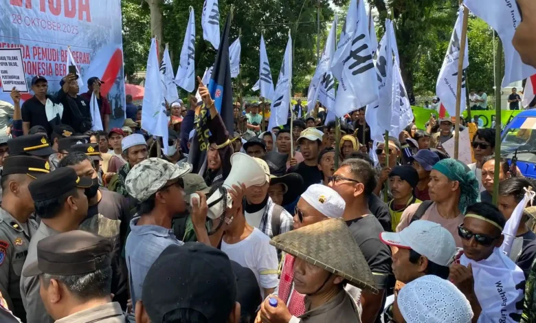 Massa Aksi Geruduk Kantor Gubernur NTB