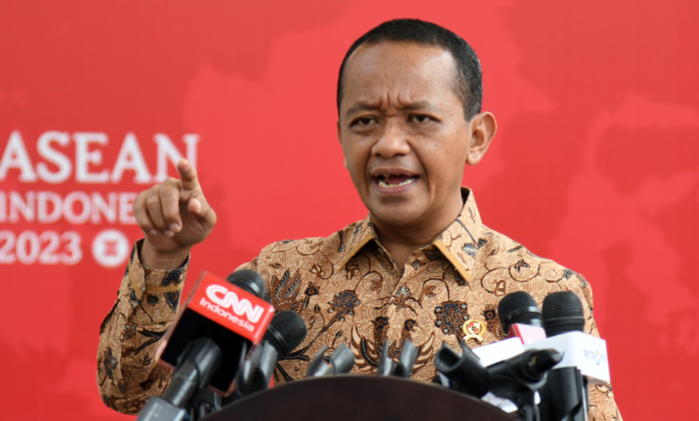 Menteri Energi dan Sumber Daya Mineral, Bahlil Lahadalia sebagai menteri dengan kinerja terburuk.