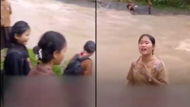 Kolase foto menampilkan pelajar Nias Selatan menyeberangi sungai deras saat hujan menuju sekolah.