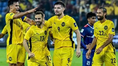 Salah satu pemain naturalisasi Timnas Malaysia, Hector Hevel (nomor 13), merayakan gol bersama rekan-rekannya.
