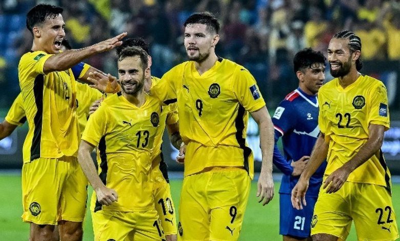 Salah satu pemain naturalisasi Timnas Malaysia, Hector Hevel (nomor 13), merayakan gol bersama rekan-rekannya.