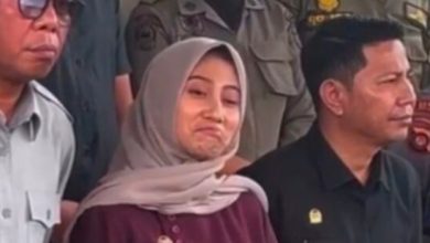Ketua Komisi III DPRD Gorontalo Utara, Dheninda Chaerunnisa Diduga Cibir Massa Aksi saat menerima aspirasi masyarakat.