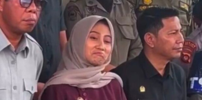 Ketua Komisi III DPRD Gorontalo Utara, Dheninda Chaerunnisa Diduga Cibir Massa Aksi saat menerima aspirasi masyarakat.