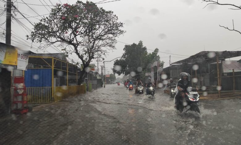 Genangan air di Jalan Tuan Guru Bangkol, Pagesangan Mataram.
