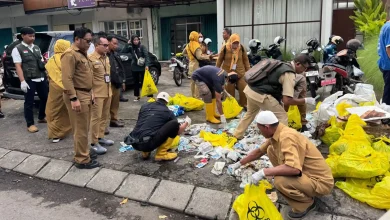 Pembersihan bahan medis habis pakai yang ditemukan di got Mataram