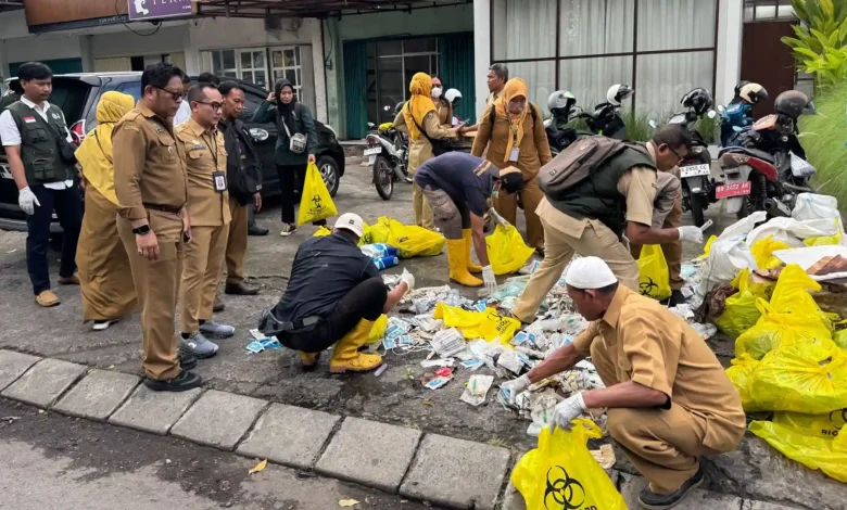 Pembersihan bahan medis habis pakai yang ditemukan di got Mataram