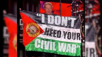 Vokalis Guns N’ Roses Kibarkan Bendera Palestina saat Konser di Kolombia