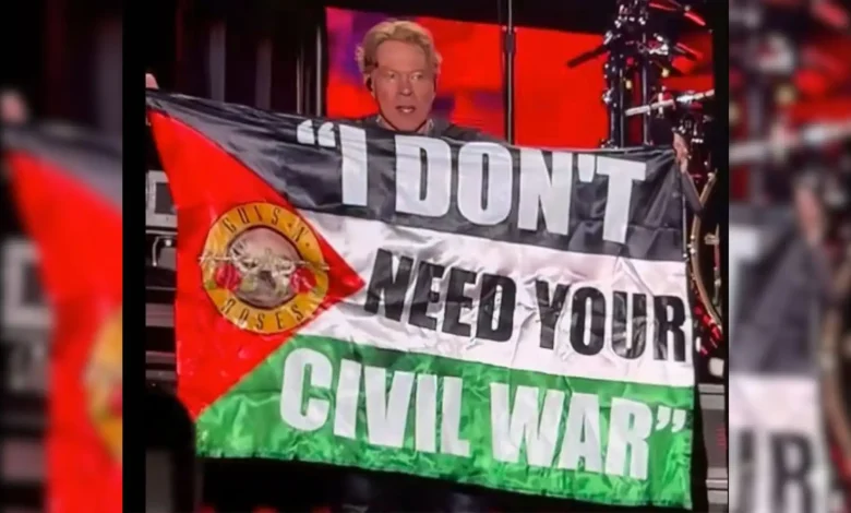 Vokalis Guns N’ Roses Kibarkan Bendera Palestina saat Konser di Kolombia