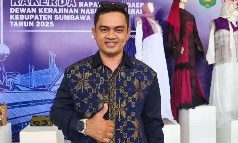 Wakil Ketua III DPRD Kabupaten Sumbawa Zulfikar Demitry Tenun Khas