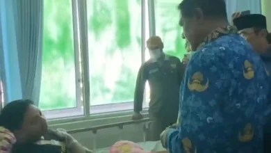 Bupati Lotim Jenguk Personel Damkar yang Kecelakaan