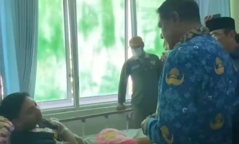 Bupati Lotim Jenguk Personel Damkar yang Kecelakaan
