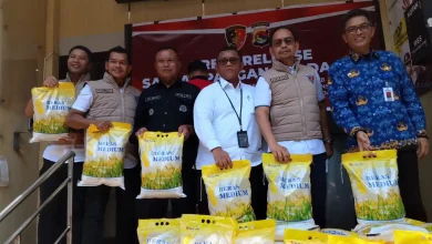 Polda NTB Serahkan Oknum ASN Pengoplos Beras ke Jaksa