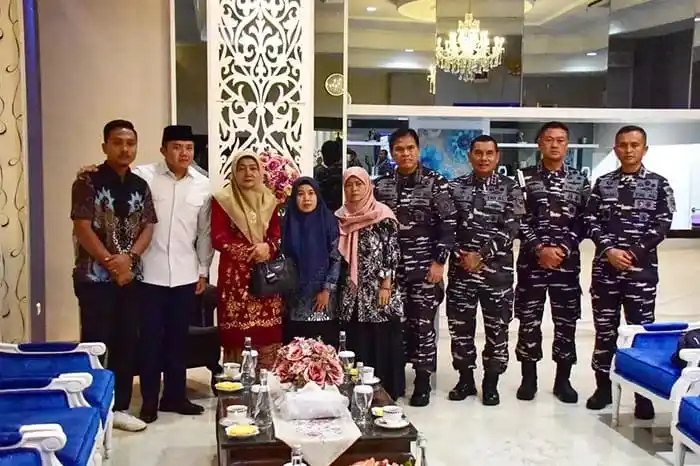Prabowo Beri Santunan untuk Keluarga Prajurit yang Gugur