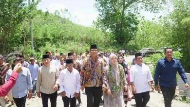 Bupati Sumbawa Syarafuddin Jarot saat mengunjungi jalan menuju Kecamatan Orong Telu
