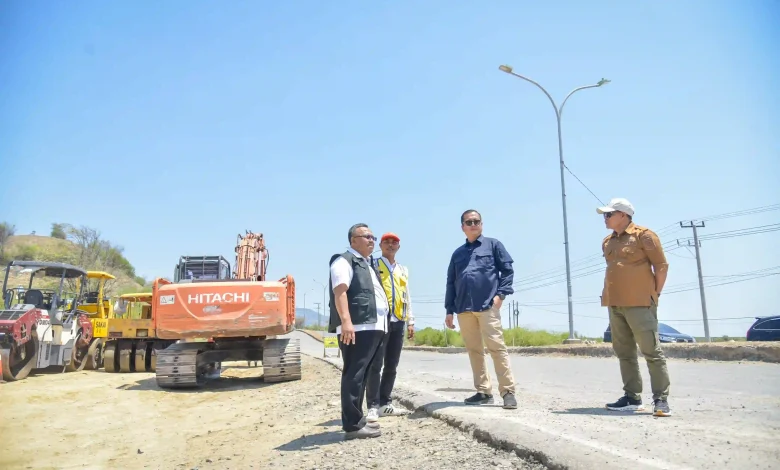 Gubernur NTB Lalu Muhamad Iqbal saat mengecek ruas jalan Simpang Tano di Pulau Sumbawa