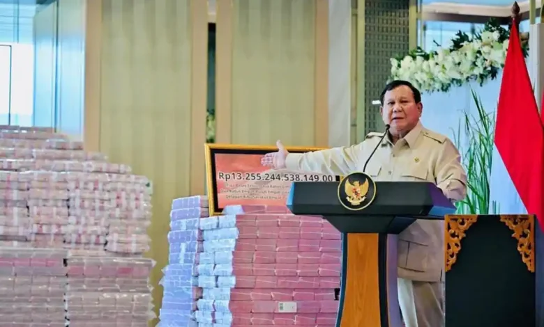 Presiden Prabowo menyaksikan penyerahan uang sitaan dugaan korupsi CPO Rp13 triliun