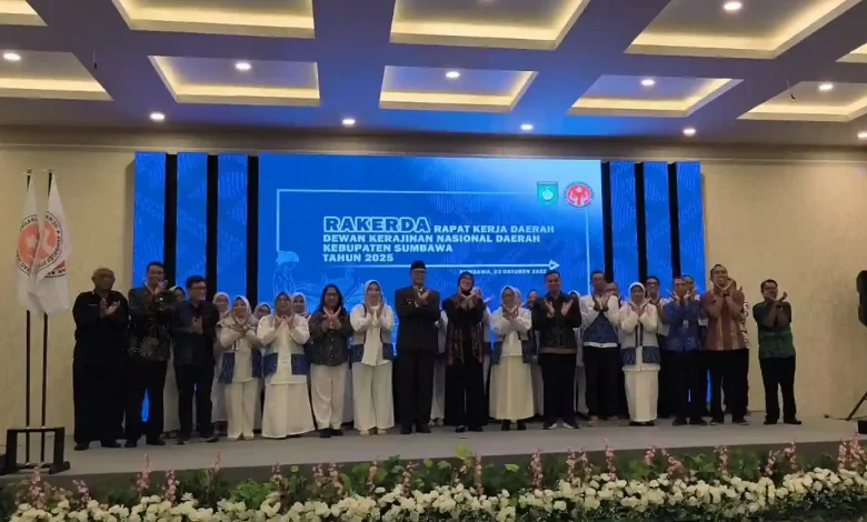 Bupati Jarot Dorong ASN Pakai Tenun Sumbawa di Rakerda Dekranasda Kabupaten Sumbawa