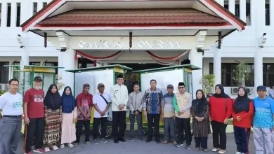 Bupati Jarot Salurkan 20 Gerobak dan Modal Usaha untuk UMKM Sumbawa