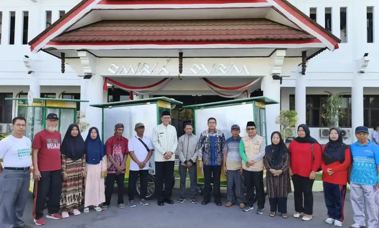 Bupati Jarot Salurkan 20 Gerobak dan Modal Usaha untuk UMKM Sumbawa