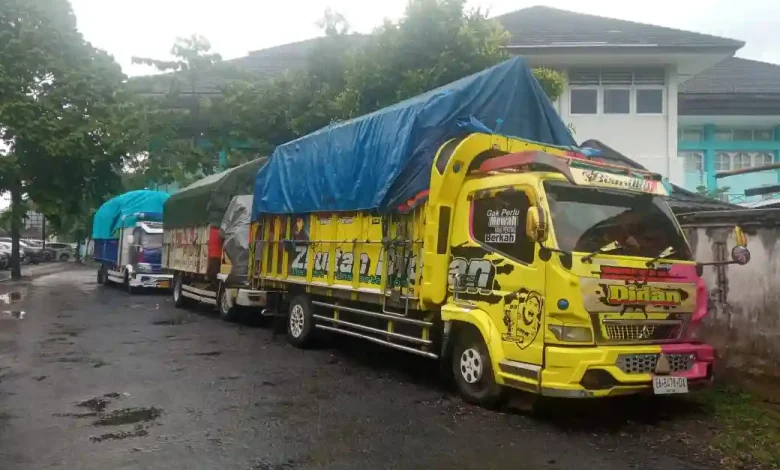 DLHK NTB Amankan 4 Truk Pengangkut Kayu Ilegal dari Sumbawa