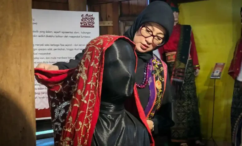 Ketua Dekranasda Kunjungi Pameran Wastra Museum NTB