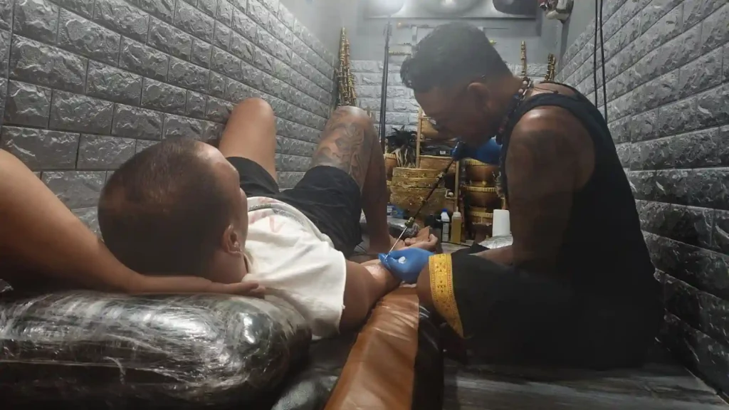 pengerjaan tato permanen di Gili Trawangan