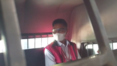 Ketua Komisi IV DPRD NTB, Hamdan Kasim saat di mobil tahanan Kejati NTB.