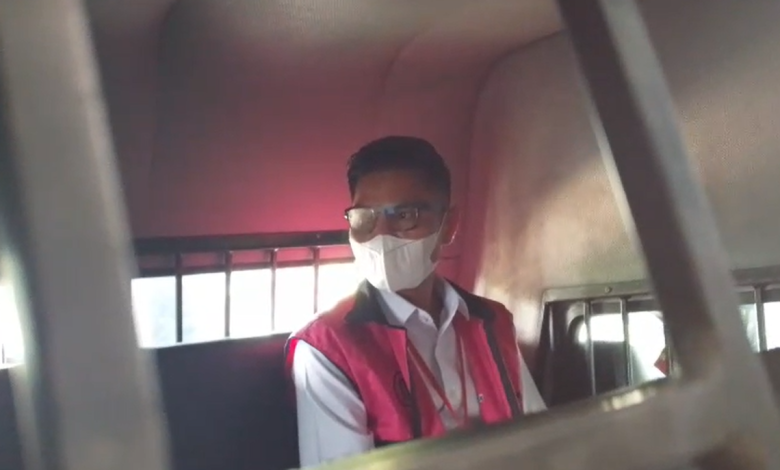 Ketua Komisi IV DPRD NTB, Hamdan Kasim saat di mobil tahanan Kejati NTB.