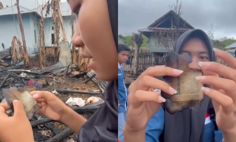 Kolase foto anggota OSIS SMAN 1 Langgudu menemukan potongan ayat Al-Qur’an yang tetap utuh di tengah puing kebakaran di Desa Dumu, Kabupaten Bima, NTB.