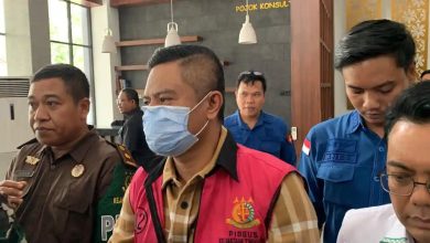 Anggota DPRD NTB, Indra Jaya Usman (IJU) saat menjadi tersangka di Kejati NTB, Kamis, 20 November 2025.