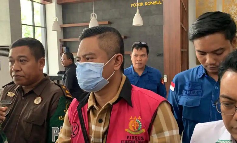 Anggota DPRD NTB, Indra Jaya Usman (IJU) saat menjadi tersangka di Kejati NTB, Kamis, 20 November 2025.