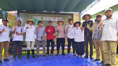 Wakil Bupati (Wabup) Sumbawa, Drs. H. Mohamad Ansori foto bersama usai penyerahan bibit kemiri di Desa Lawin.