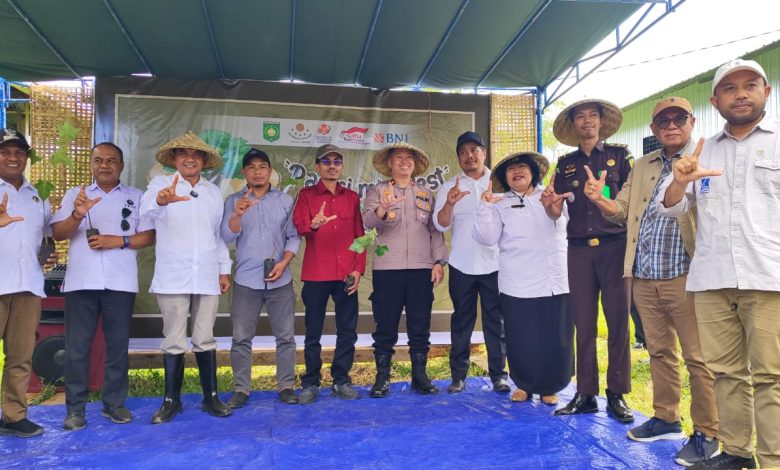 Wakil Bupati (Wabup) Sumbawa, Drs. H. Mohamad Ansori foto bersama usai penyerahan bibit kemiri di Desa Lawin.