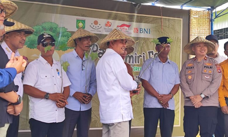 Wakil Bupati Sumbawa, Drs. H. Mohamad Ansori saat menyerahkan bibit kepada salah satu kepala desa di Kecamatan Ropang.