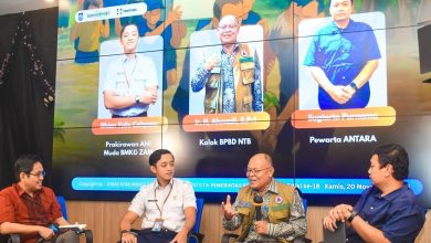 Diskusi Kamisan edisi ke-18 menghadirkan Prakirawan Ahli Muda BMKG ZAM, Dhian Yulie Cahyono (baju putih), Kalak BPBD NTB, Ir. H. Ahmadi S.P-1 (baju batik), Pewarta Antara, Sugiarto Purnama (baju biru dongker).