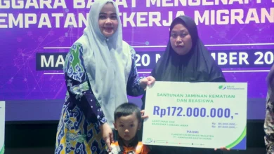 Wakil Gubernur NTB, Hj. Indah Dhamayanti Putri, S.E., M.IP., menyerahkan santunan kepada PMI.