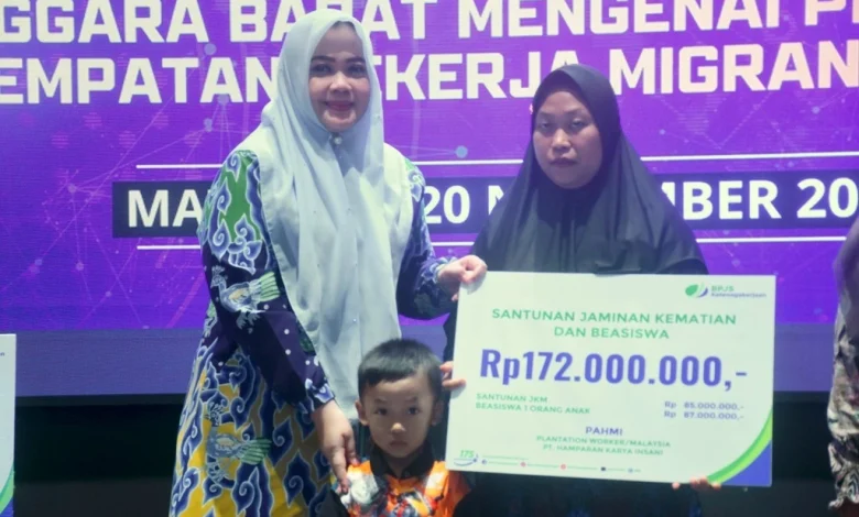 Wakil Gubernur NTB, Hj. Indah Dhamayanti Putri, S.E., M.IP., menyerahkan santunan kepada PMI.